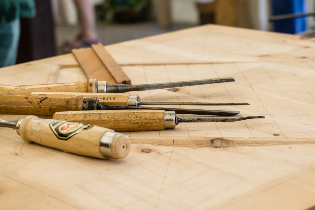 Handwerkszeug auf einer Holzwerkbank